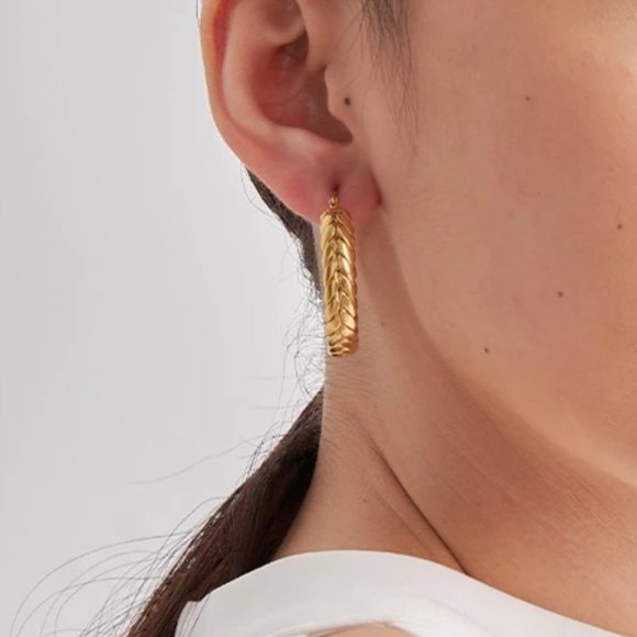 NEW 18K Gold Plated Round Braided Hoop Earrings - Picture 6 of 8